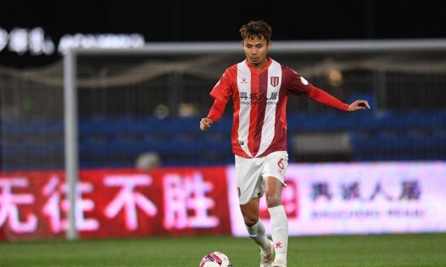 mk体育-蓉城悍将来沪就染红 鲁莽送礼申花仍“吴”计可施